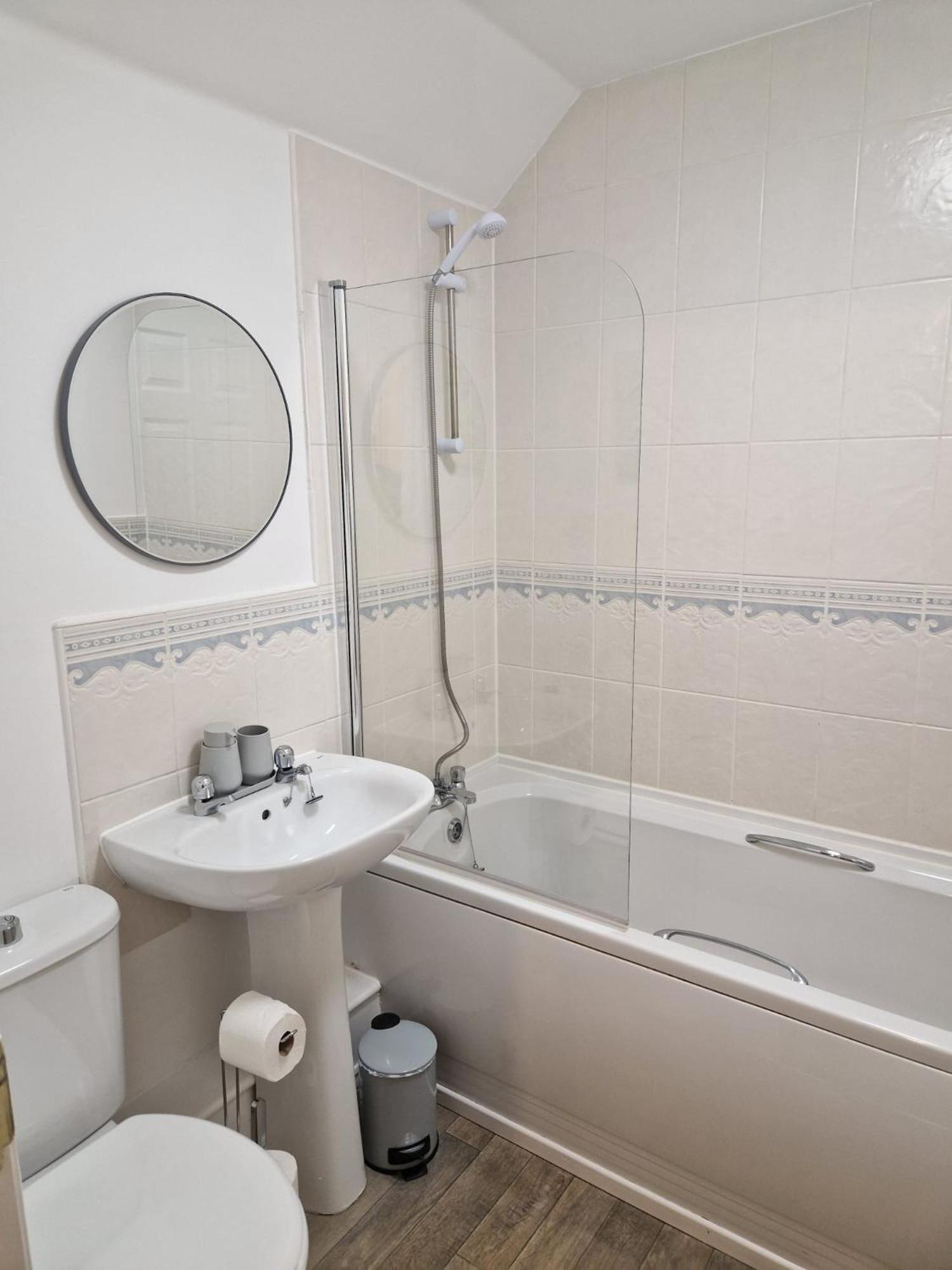 Hereford - Mayflower Coach House, Modern 2 Bedroom Property With Parking, Located South Of Hereford City, Suitable For Small Family, Couple Or Contractors - Sleeps Up To 5 Guests - Hosted By Rentmyhouse Buitenkant foto